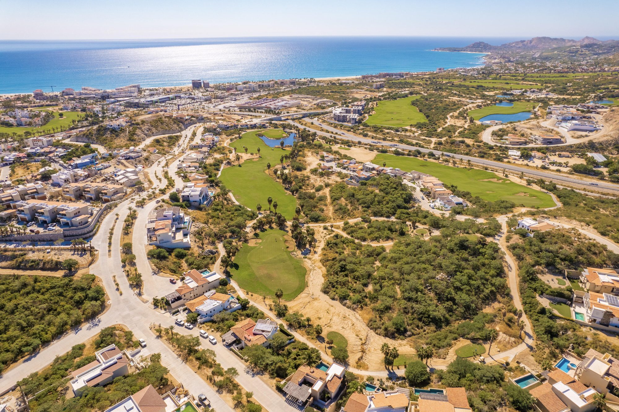Vista aérea del Club Campestre con campo de golf y Mar de Cortés
