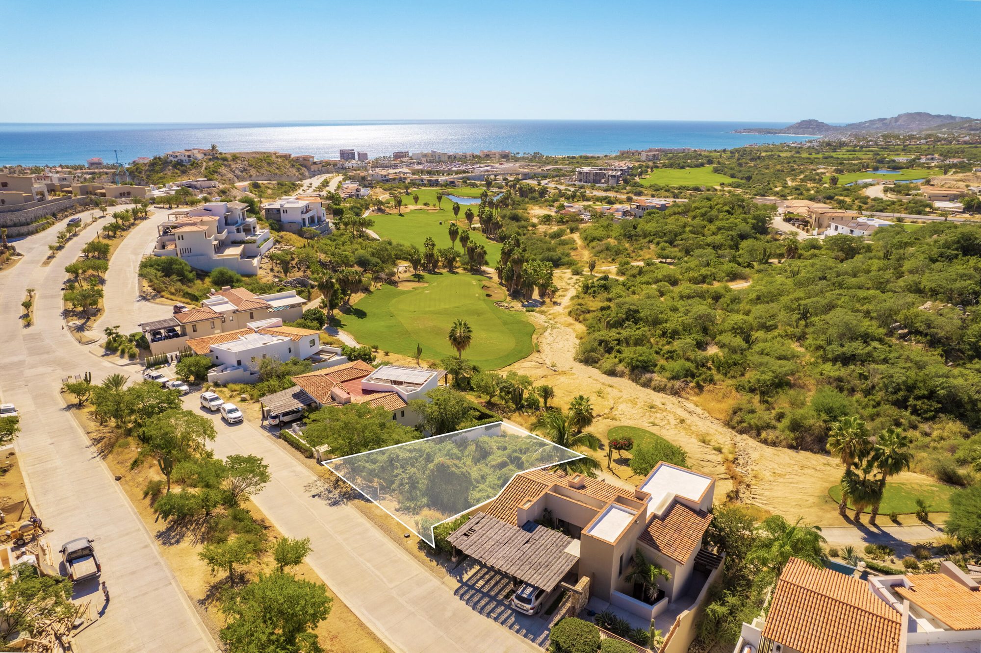 Vista aérea señalando el lote 36 junto al campo de golf